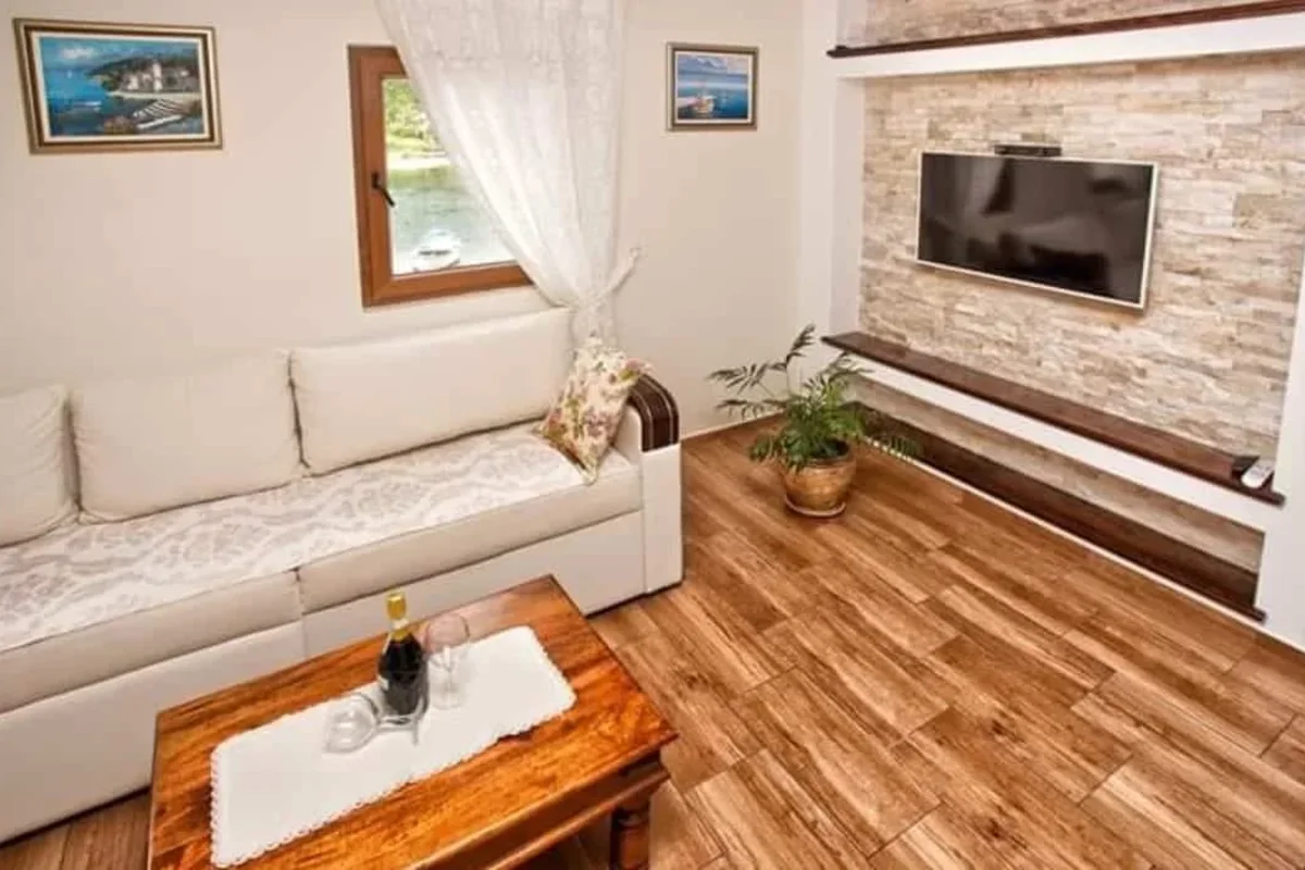 каменный дом на побережье Черногории