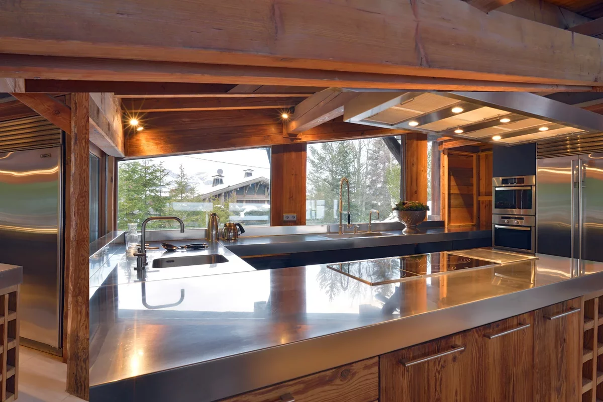 Рабочая зона на кухне с деревянной оттелкой в зимнем доме во Франции
