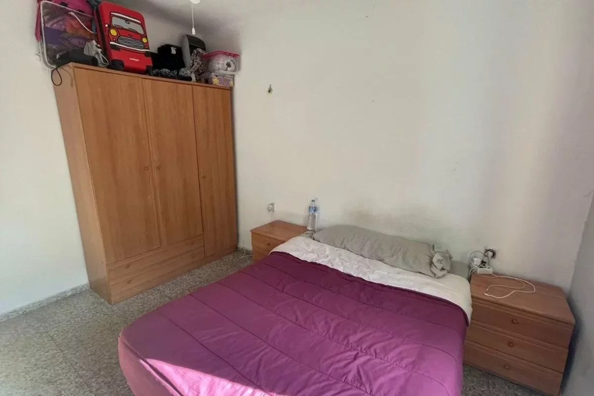 Низкая кровать в квартире без ремонта в Испании