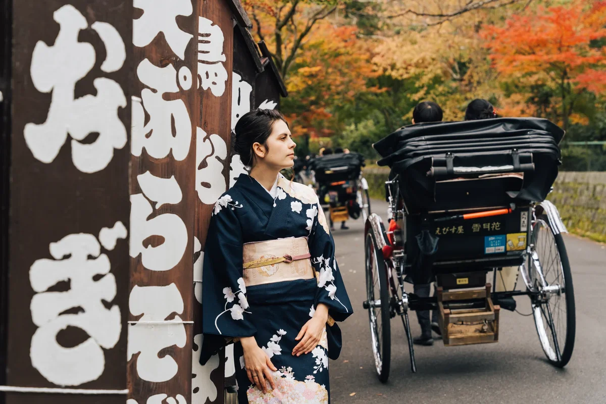 ein M&auml;dchen in traditioneller japanischer Kleidung auf den Stra&szlig;en Japans