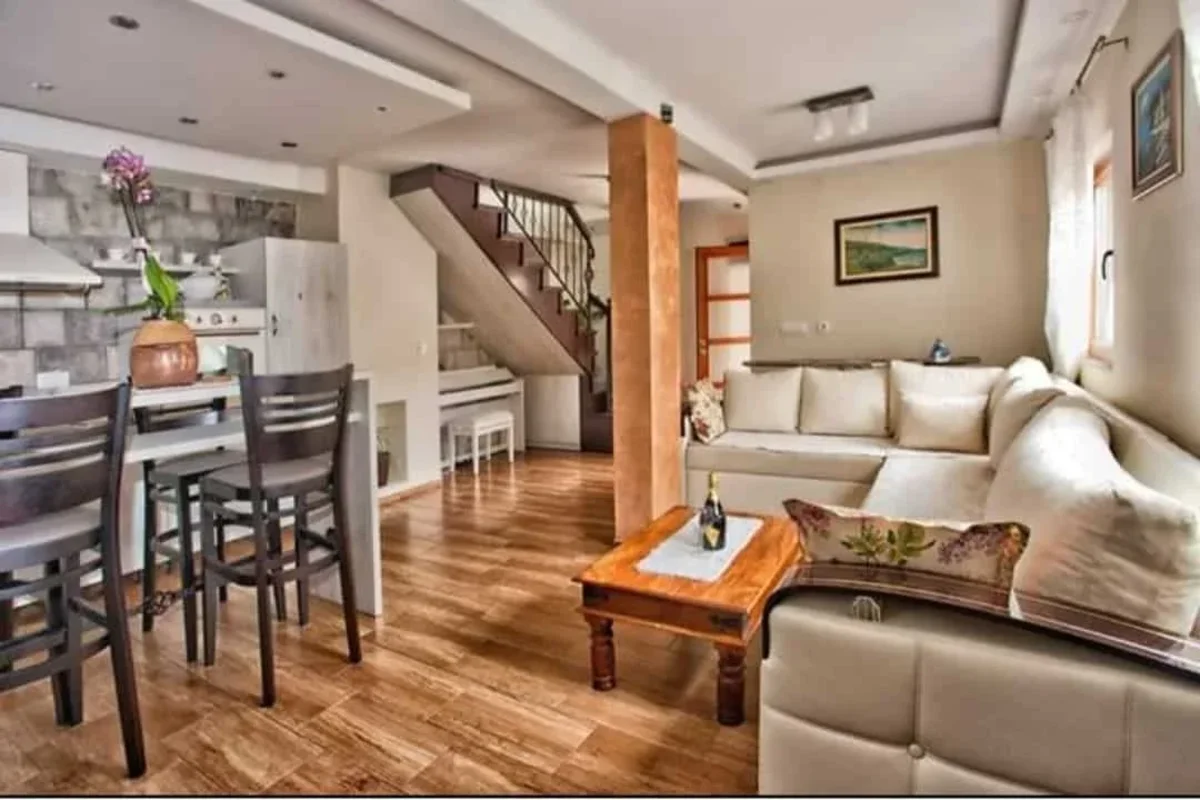 каменный дом на побережье Черногории