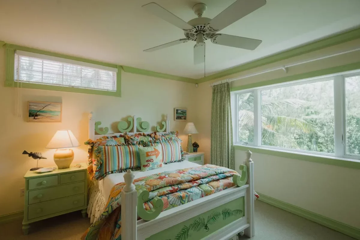 Спальная комната в зелёных тонах и с большой кроватью на вилле на Багамских островах