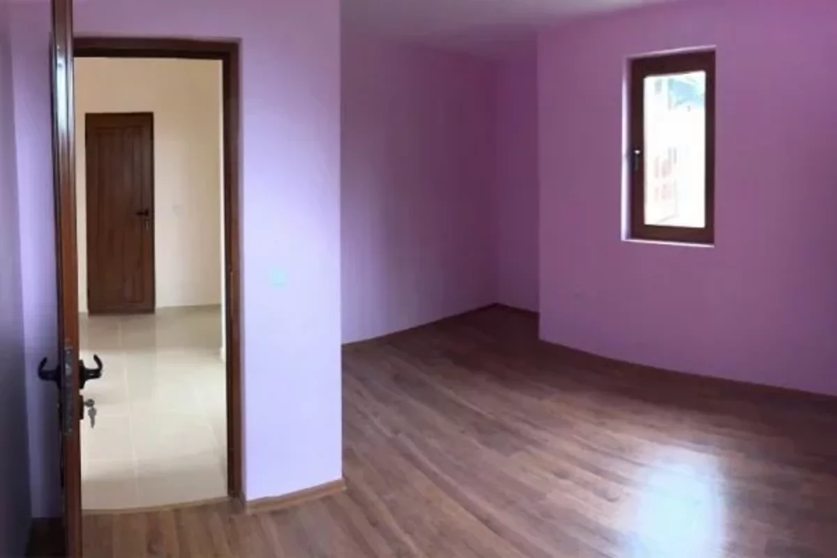 Фиолетовые стены коридора без мебели в доме в девевне горица в Болгарии