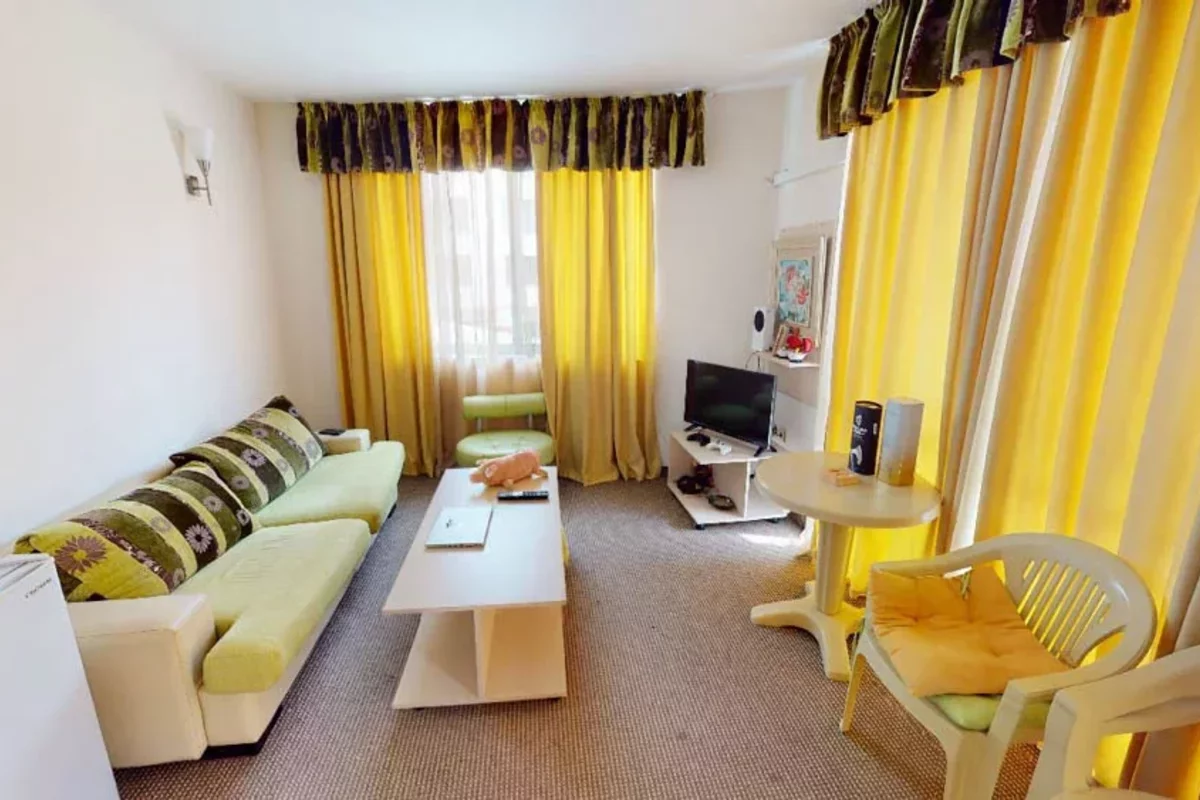 Желтые шторы в гостиной квартиры в Болгарии