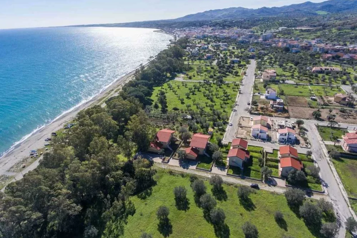 vue des maisons de ville avec jardin dans la ville thermale