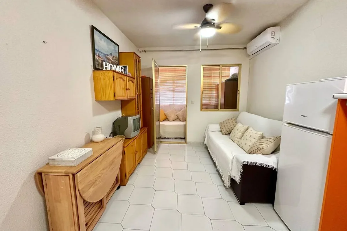 Studio w Torrevieja z drewnianymi meblami i balkonem