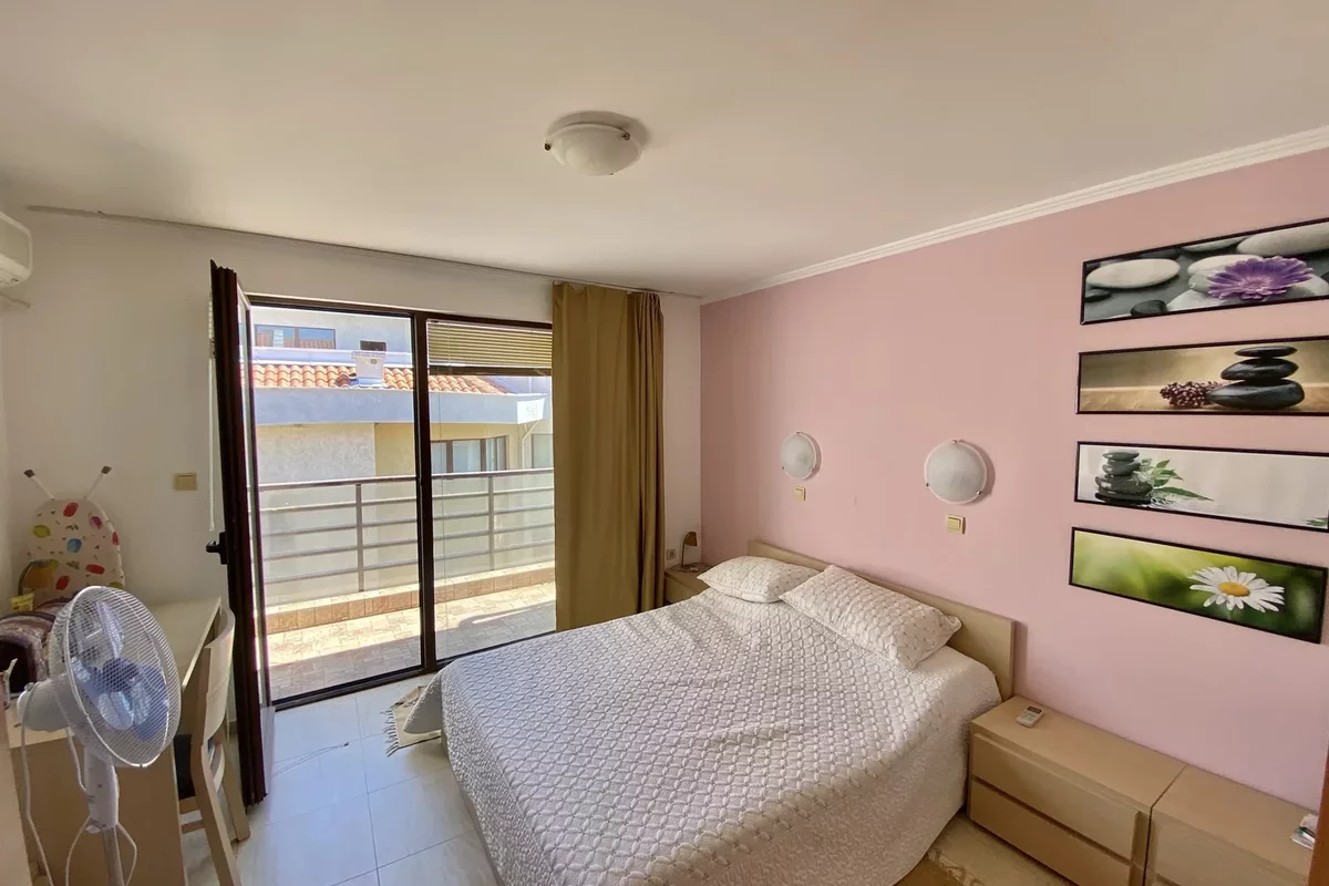 Розовые стены в спальне квартиры в Болгарии
