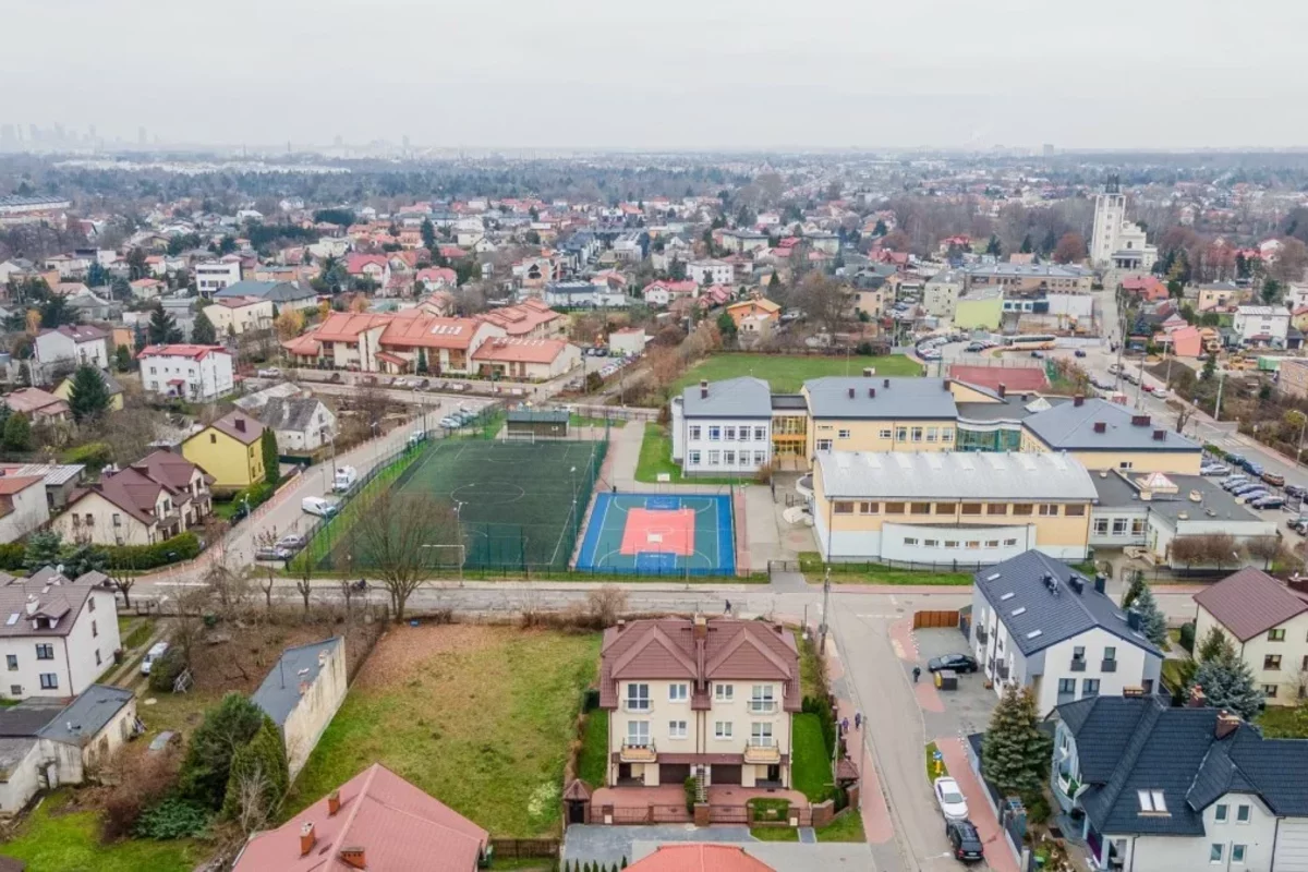 Вид сверху на район и дом в городе Зомбки в Польше