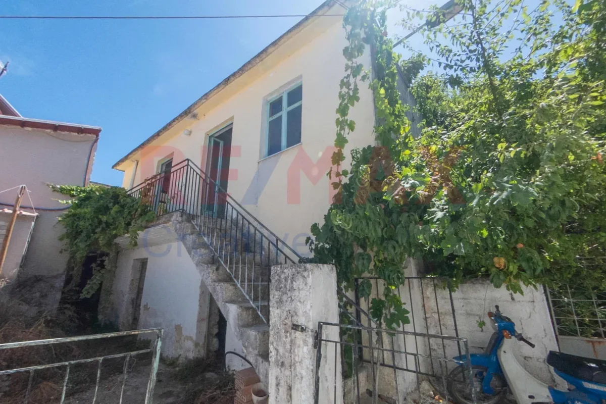 ein verlassenes Haus in einem griechischen Dorf in den Bergen