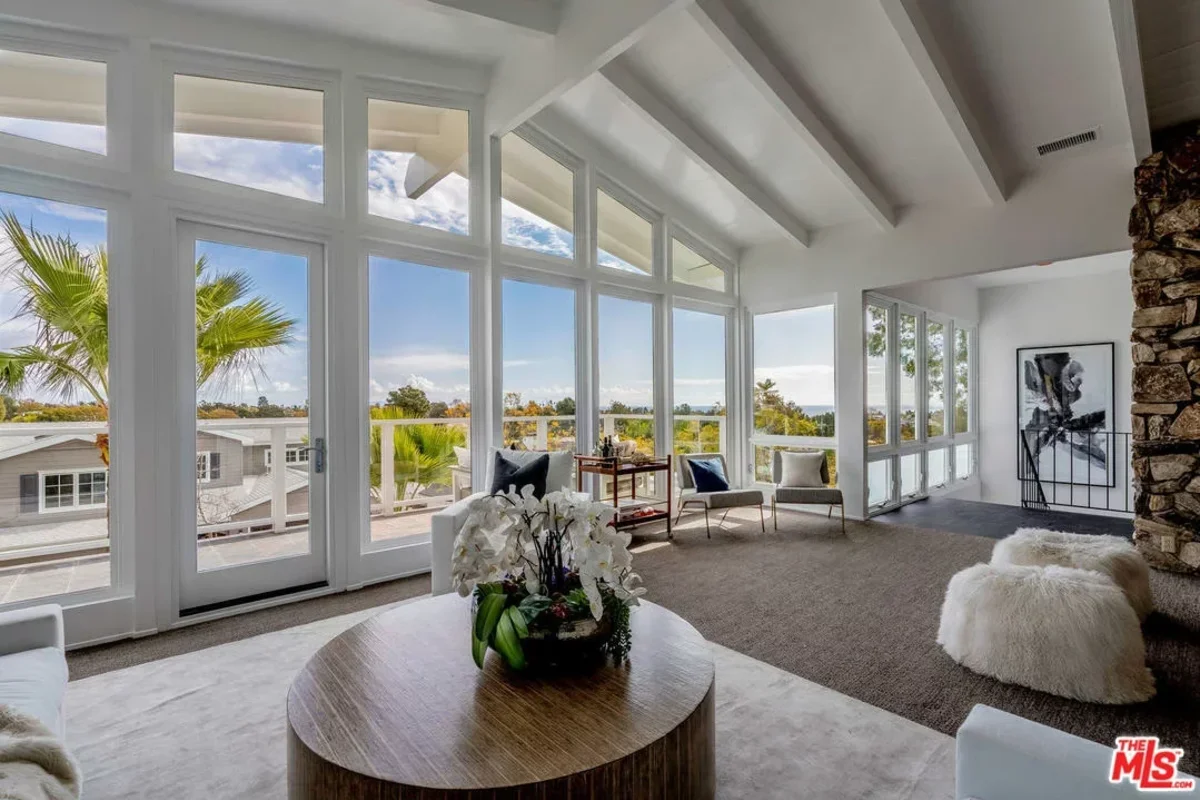 bright and spacious villa with ocean views in Los Angeles