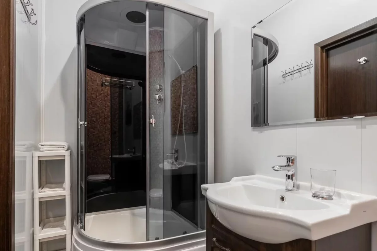 Большое квадратное зеркало в ванной гостиницы в Питере