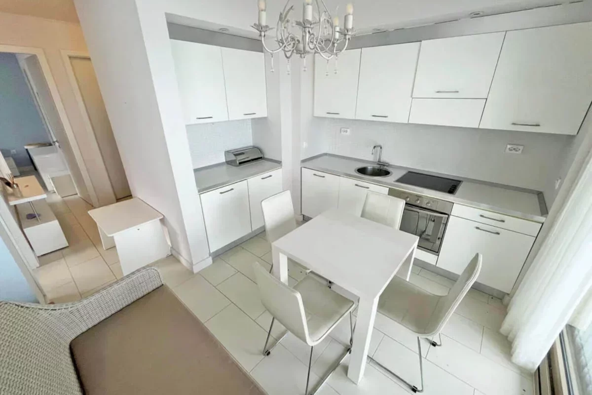 Белая кухня в квартире в Болгарии
