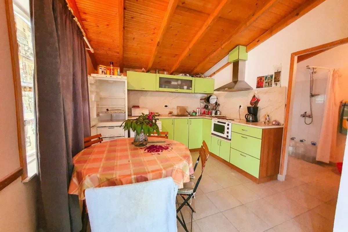 Кухня в ярких цветах в доме в деревне в Болгарии