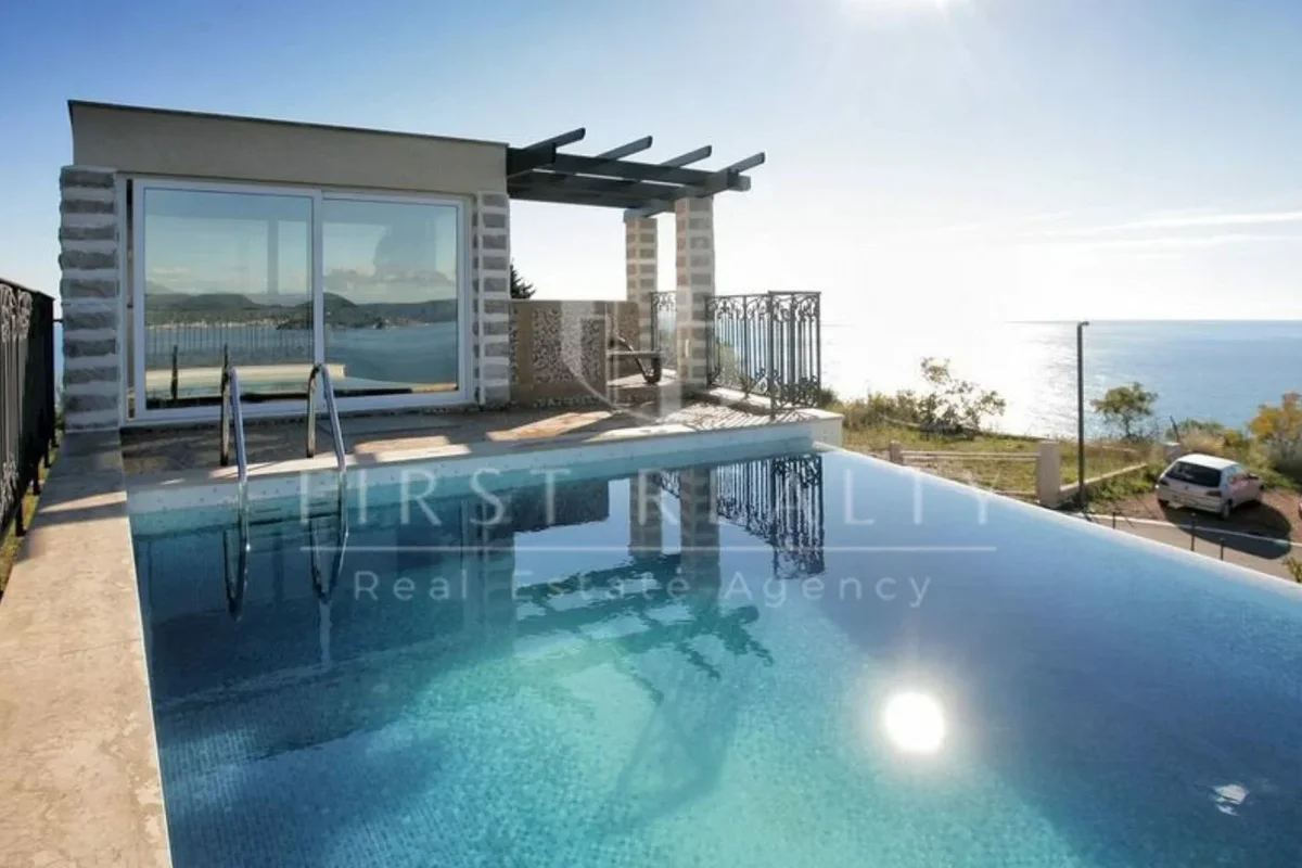 Schwimmbad in einer Villa, Montenegro