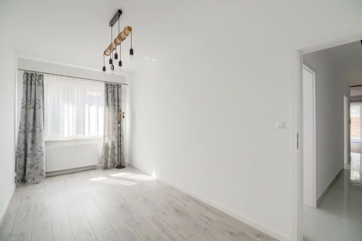 Светлая спальная комната без мебели в доме в Польше