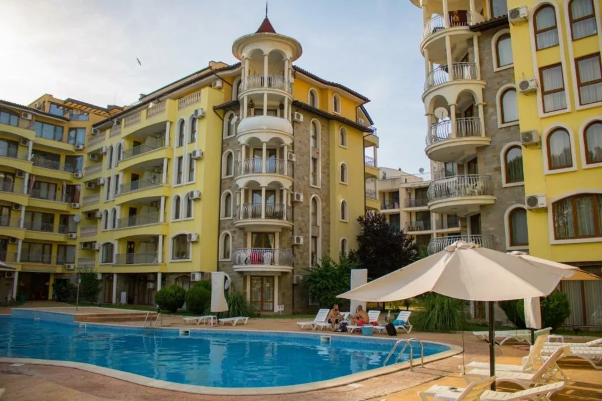 Двор многоэтажного дома в Болгарии