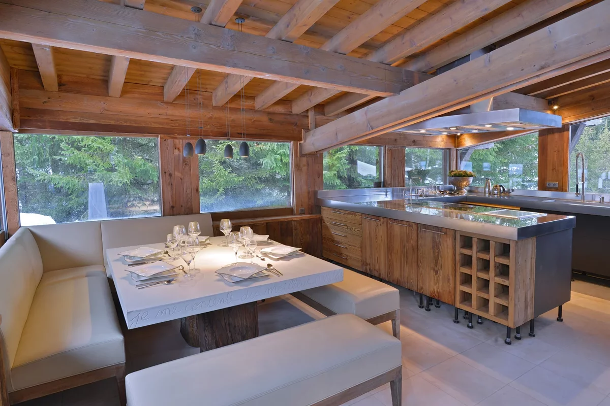 Кухня с натуралной деревянной оттелкой в зимнем доме во Франции