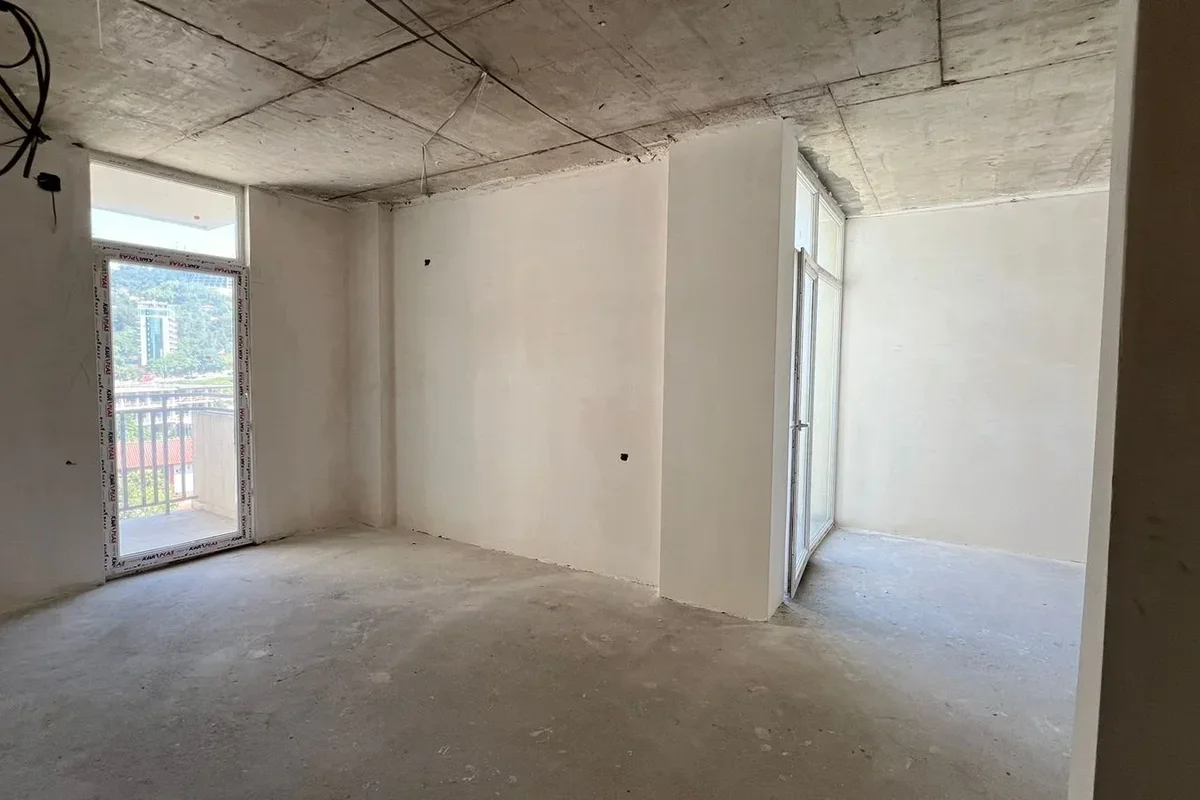 Комплекс стоит в районе Махинджаури, Грузия