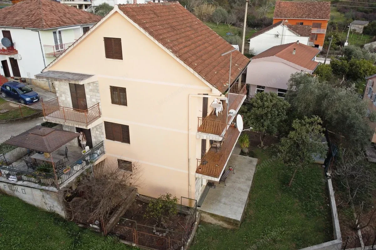 Blick auf die Villa von außen