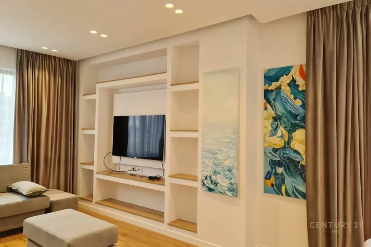 телевизор и картины на стенах в квартире в Тиране