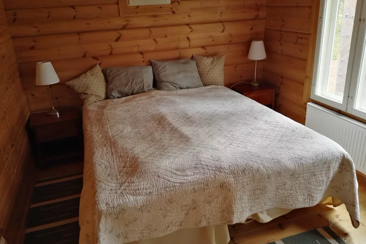 Деревянная оттелка стен в спальне дома в Финляндии