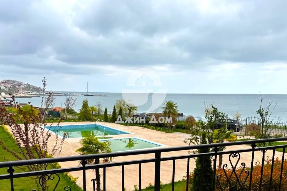 swimming pool and sea view