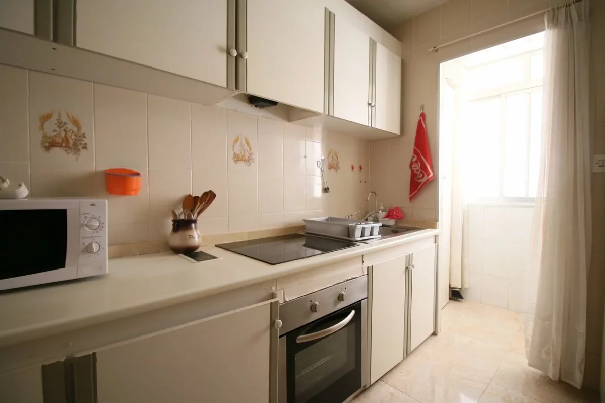 Bright kitchen front in a flat in Alicante