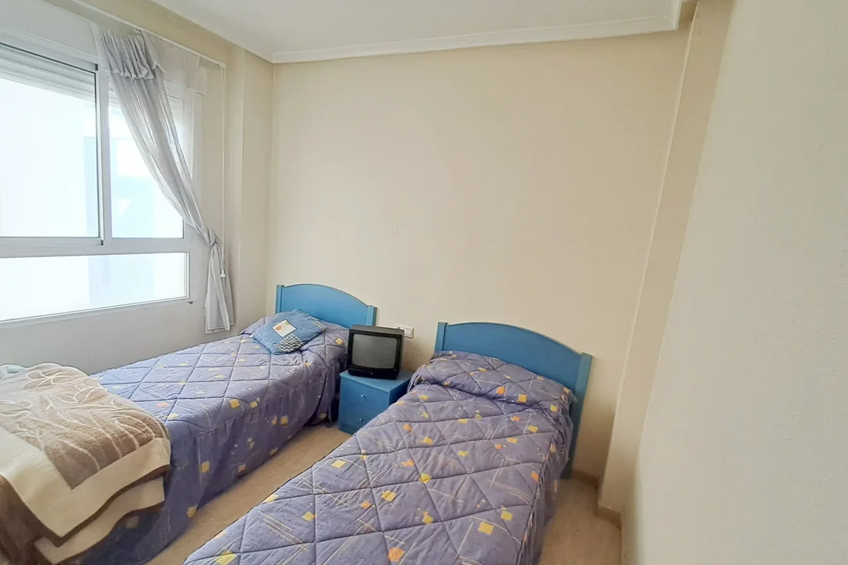 Sypialnia z dwoma ł&oacute;żkami w mieszkaniu w Torrevieja, Hiszpania