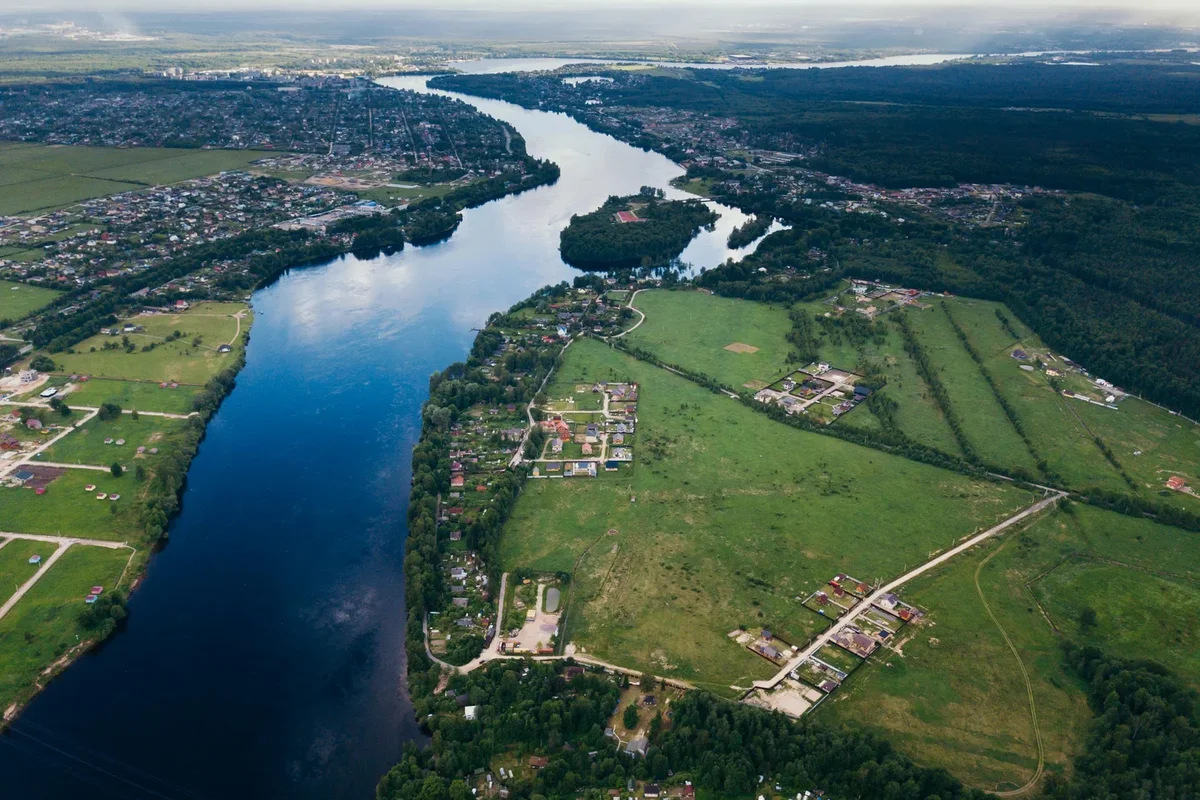 вид на поселок, лес и реку