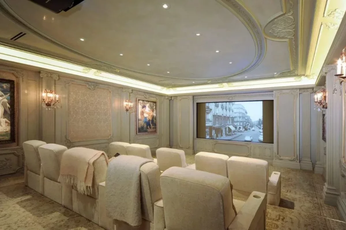 A home cinema in a mansion in America.