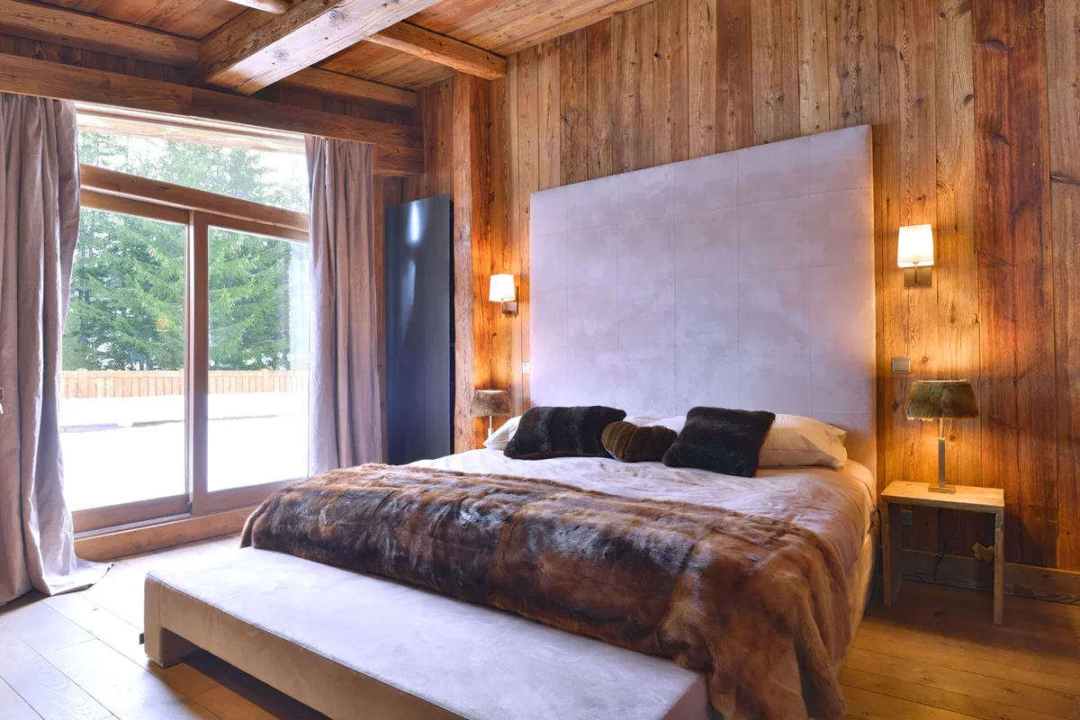 A large bed in a bedroom with a rustic detachment