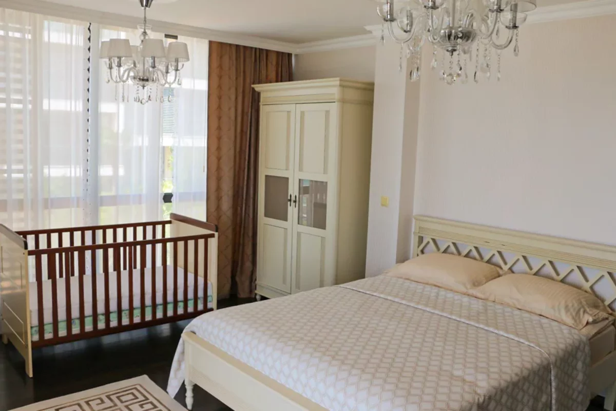 Светлая кровать в спальне в Болгарии