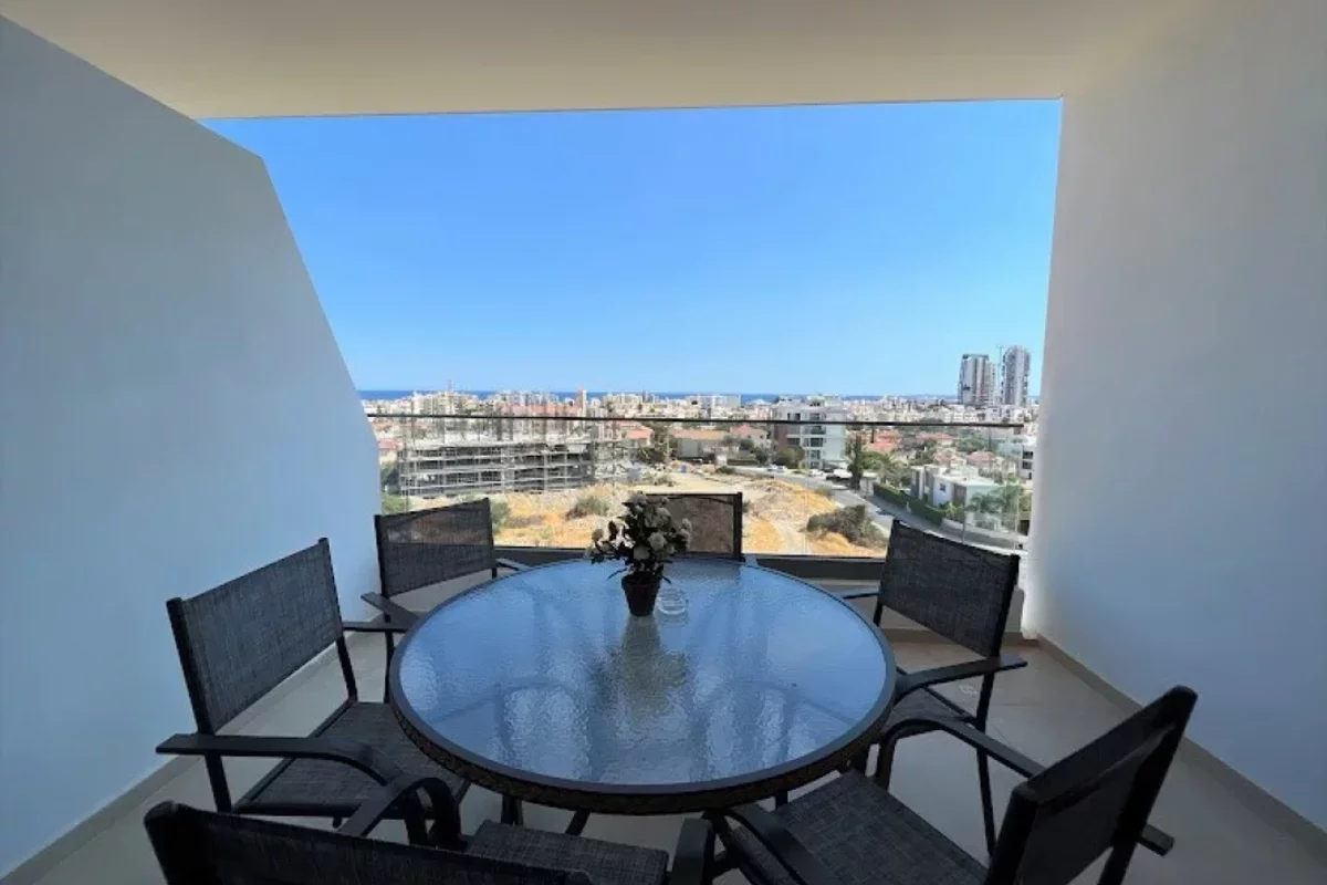 Терраса с видом на море в квартире на Кипре в Лимасоле