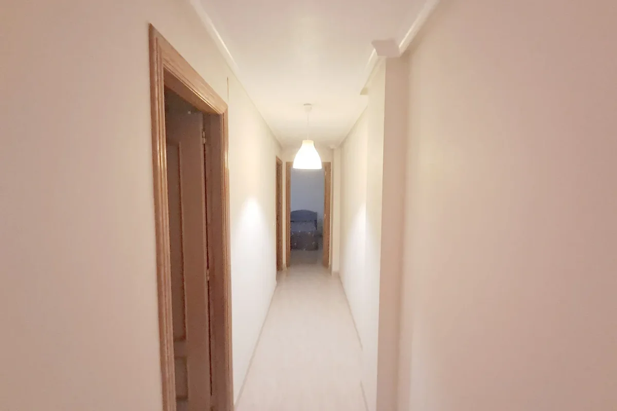 Długi, jasny korytarz mieszkania w Torrevieja, Hiszpania