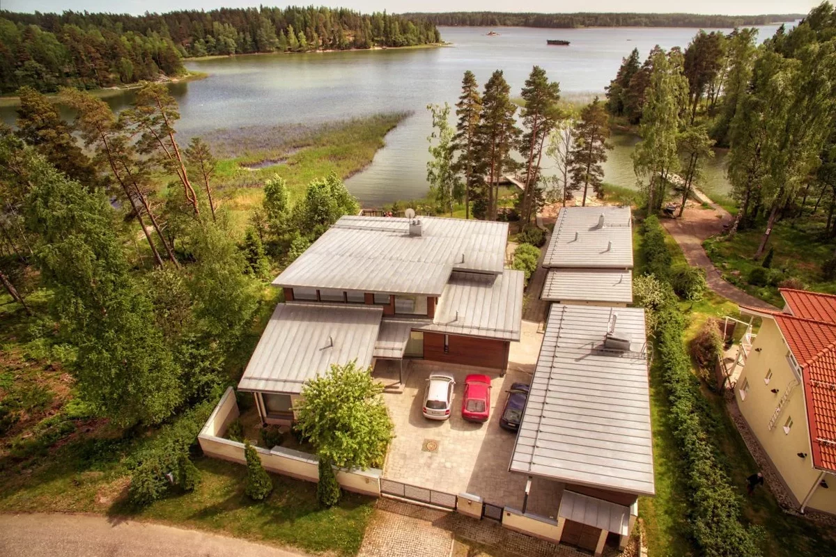 Вид сверху на территорию особняка недалеко от Хельсинки