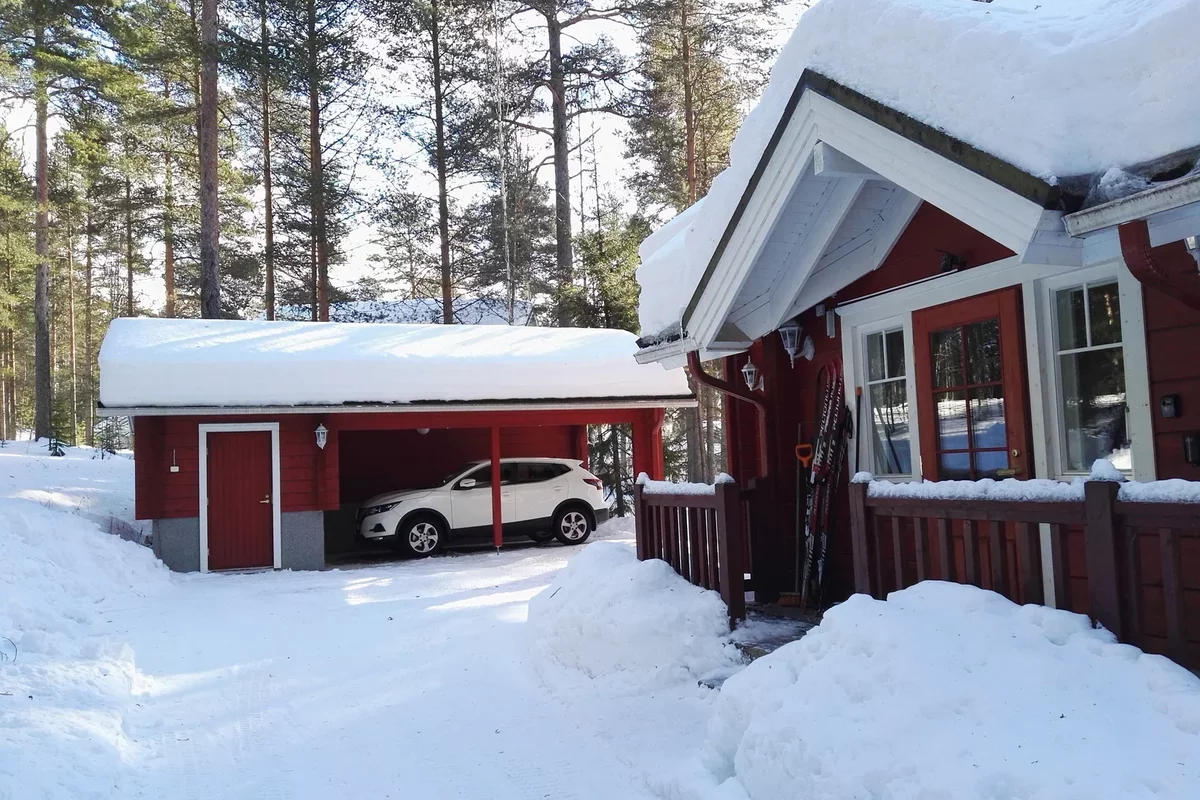 Вид со двора на дом в Финляндии зимой