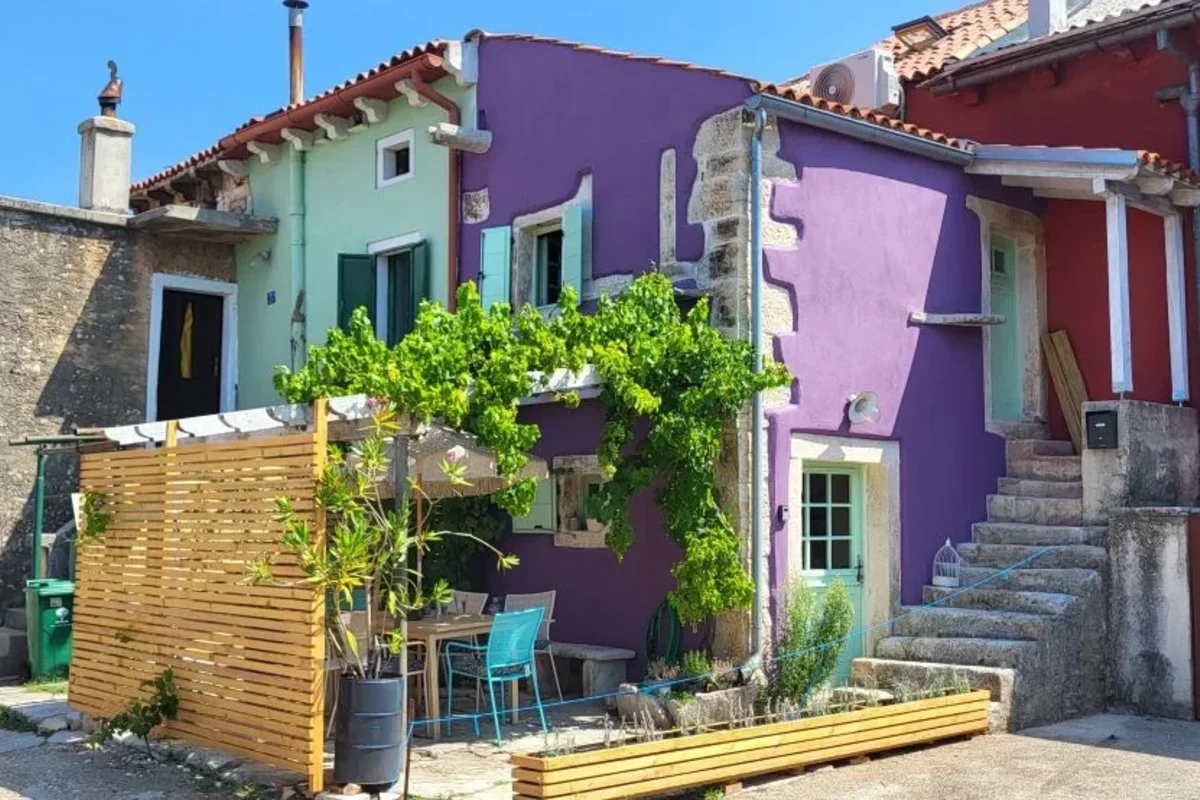 Отреставрированный каменный коттедж в Светвинченате