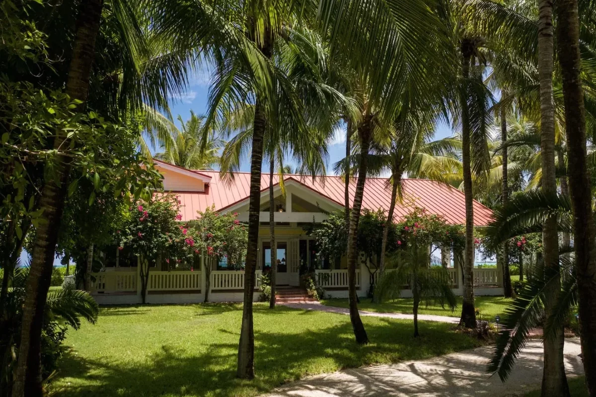 Задний двор виллы и выход в сад на вилле на Багамах