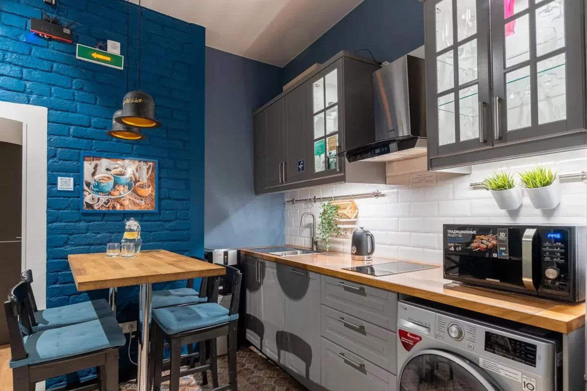Синие стены кухни в стильном небольшом отеле Санкт-Петербурга