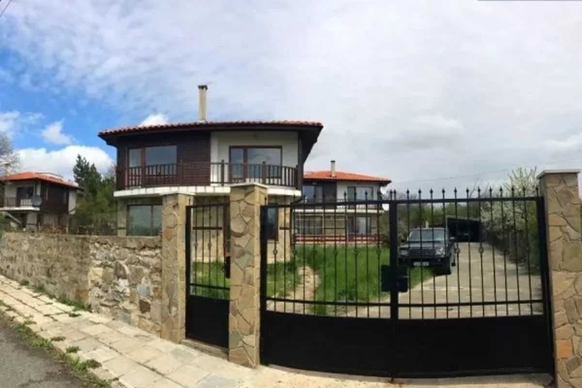 Каменный забор и главные ворота на территорию дома в Болгарии