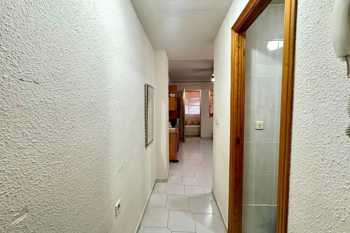 Długi korytarz z lustrem w studiu w Torrevieja