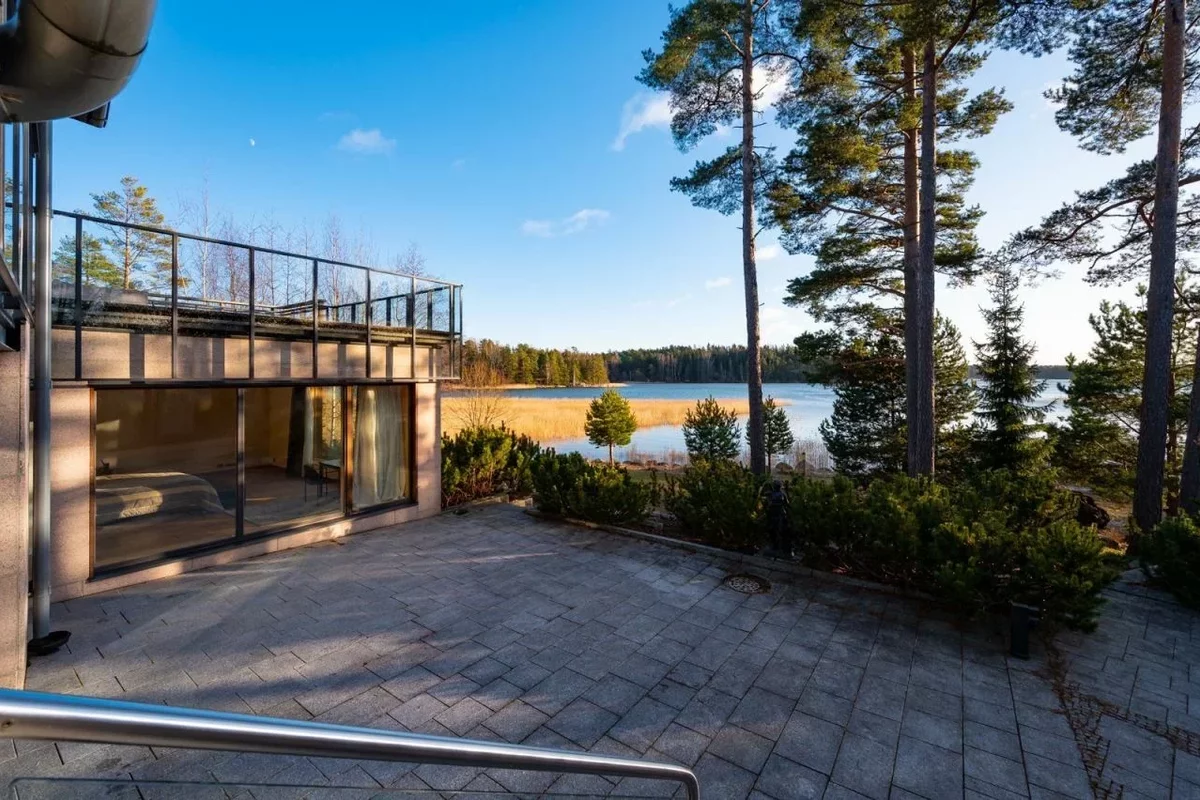 Шикарный дом на берегу озера в Финляндии