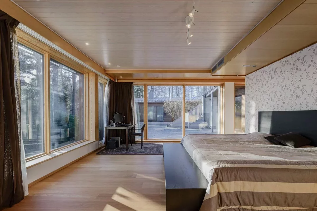 Просторная спальня с панорамными окнами в особняке в Финляндии