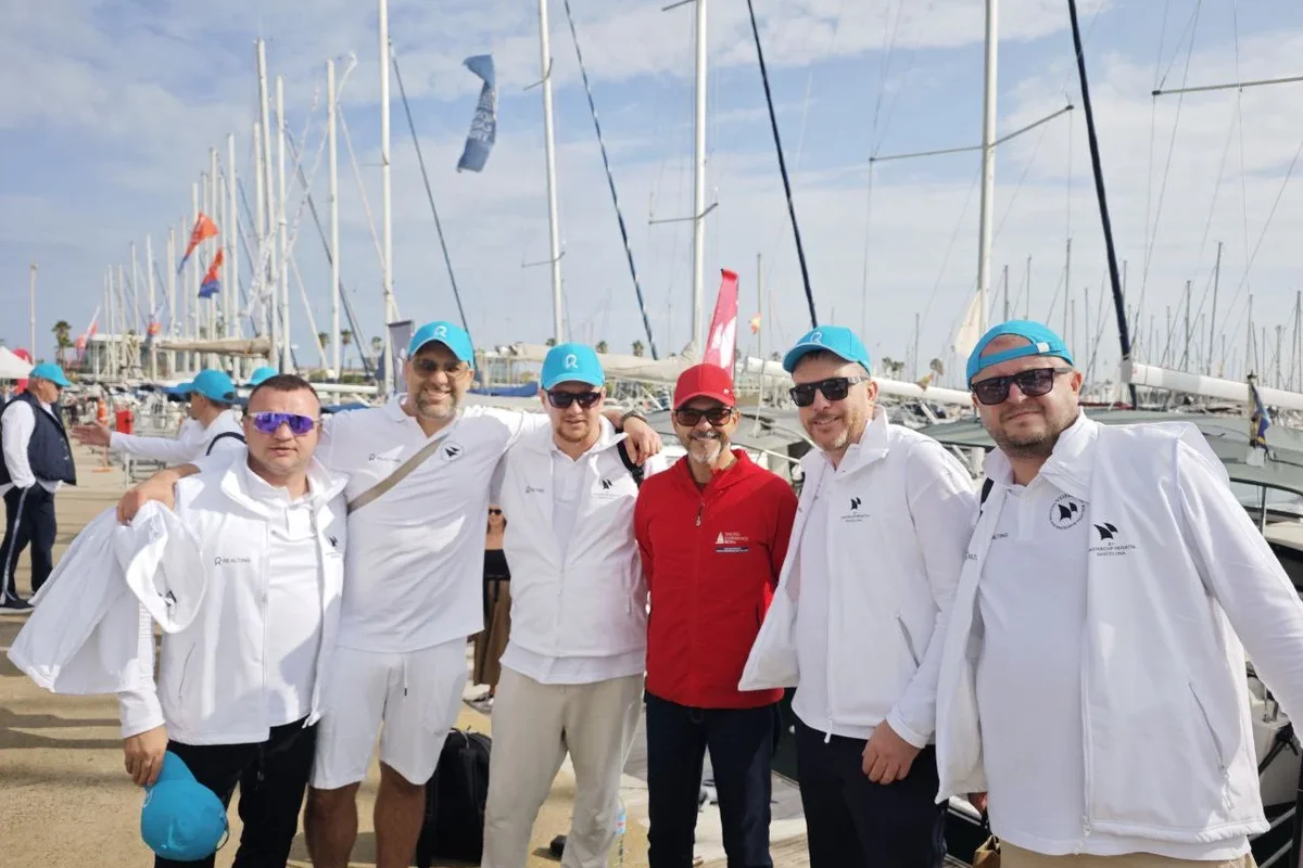 Los participantes en la Realting Mastercup Regatta 2024 delante de los yates