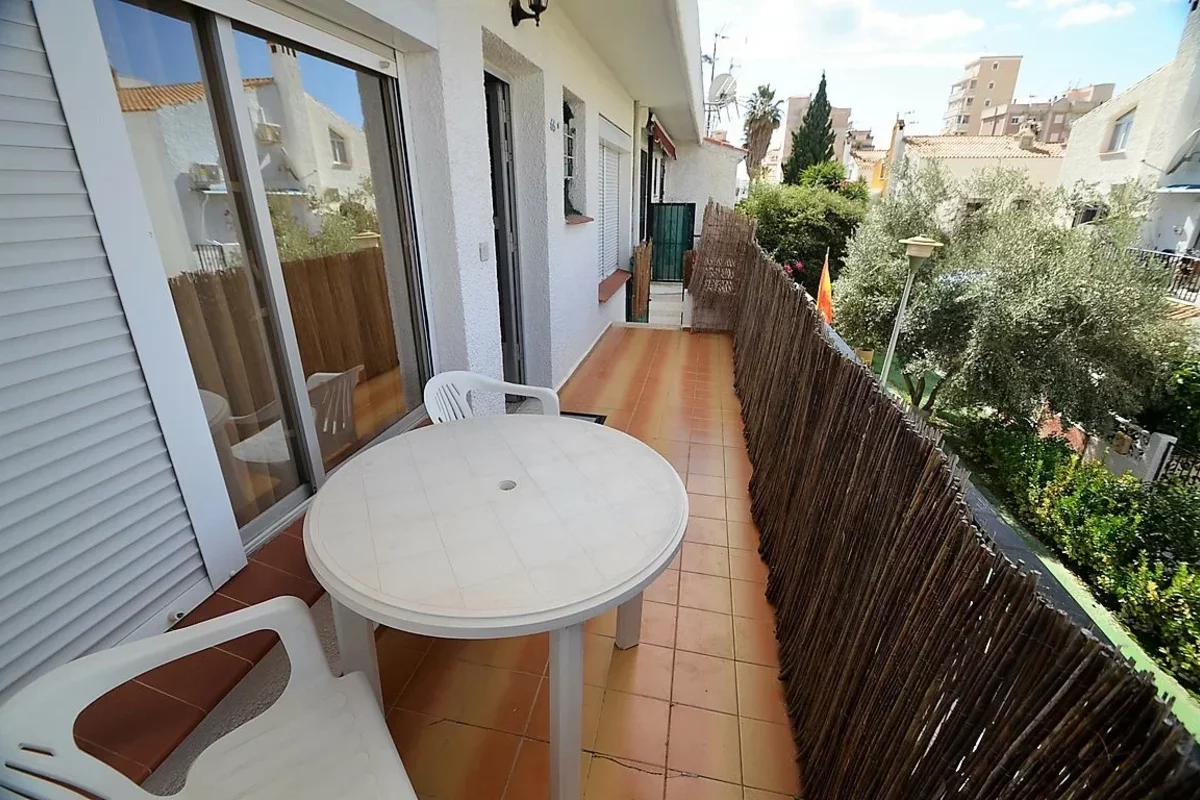 Стол и стулья на балконе бунгало в Испании
