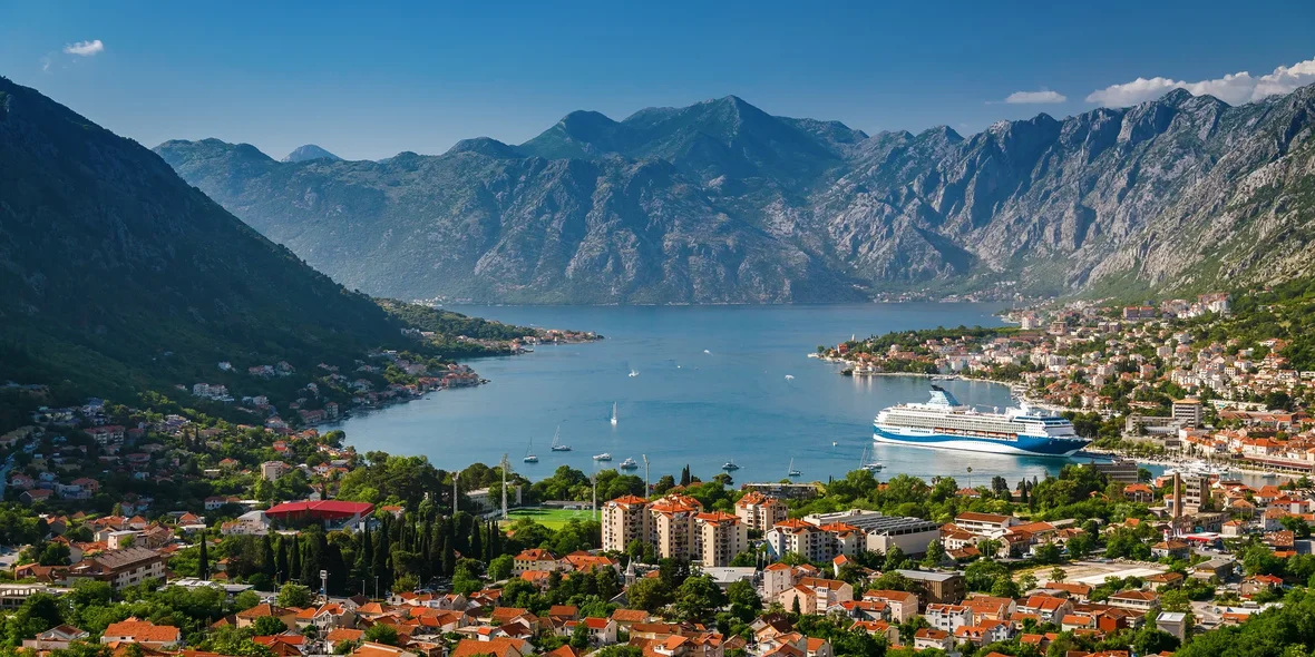 Вид с воздуха на живописный город Котор в Черногории