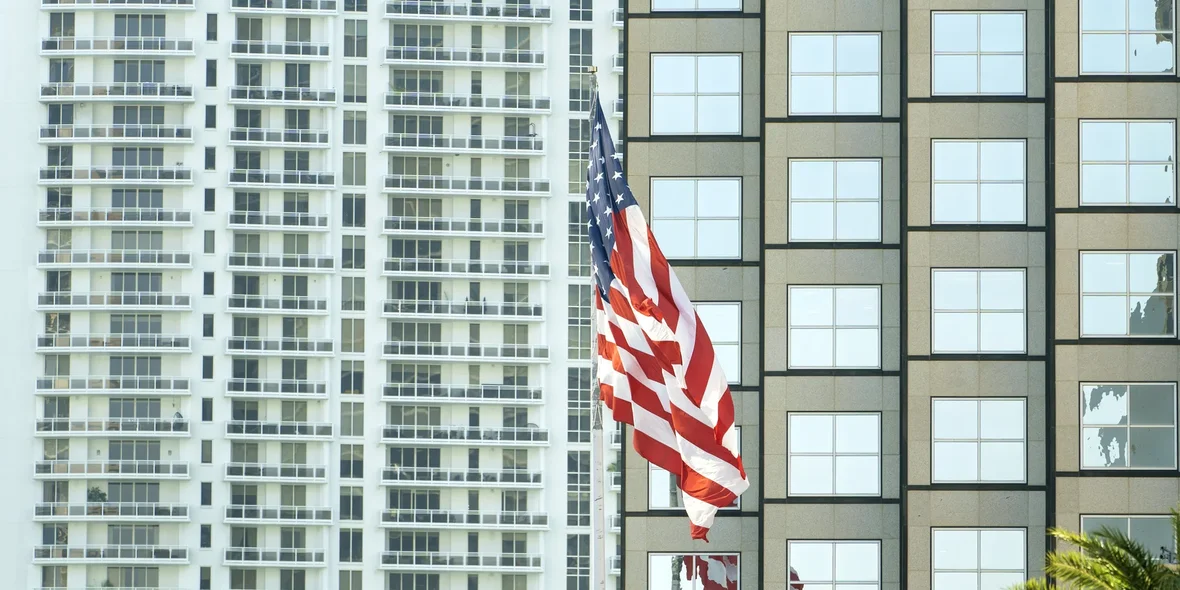 Amerykańska flaga powiewa na tle panoramy Miami