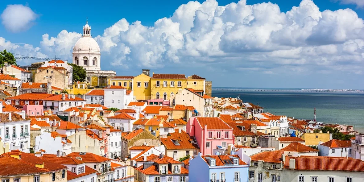 Should you buy an apartment by the sea or a hotel room in Portugal? The best places to invest in 2022