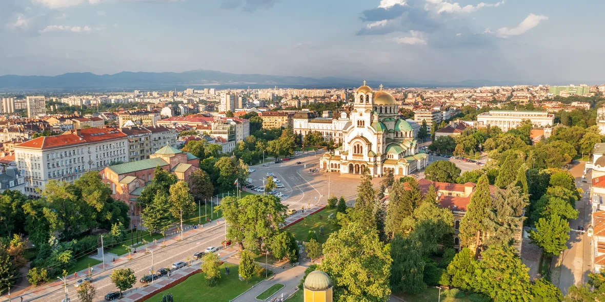 Воздушная панорама центра города и церкви Александра Невского, София, Болгария