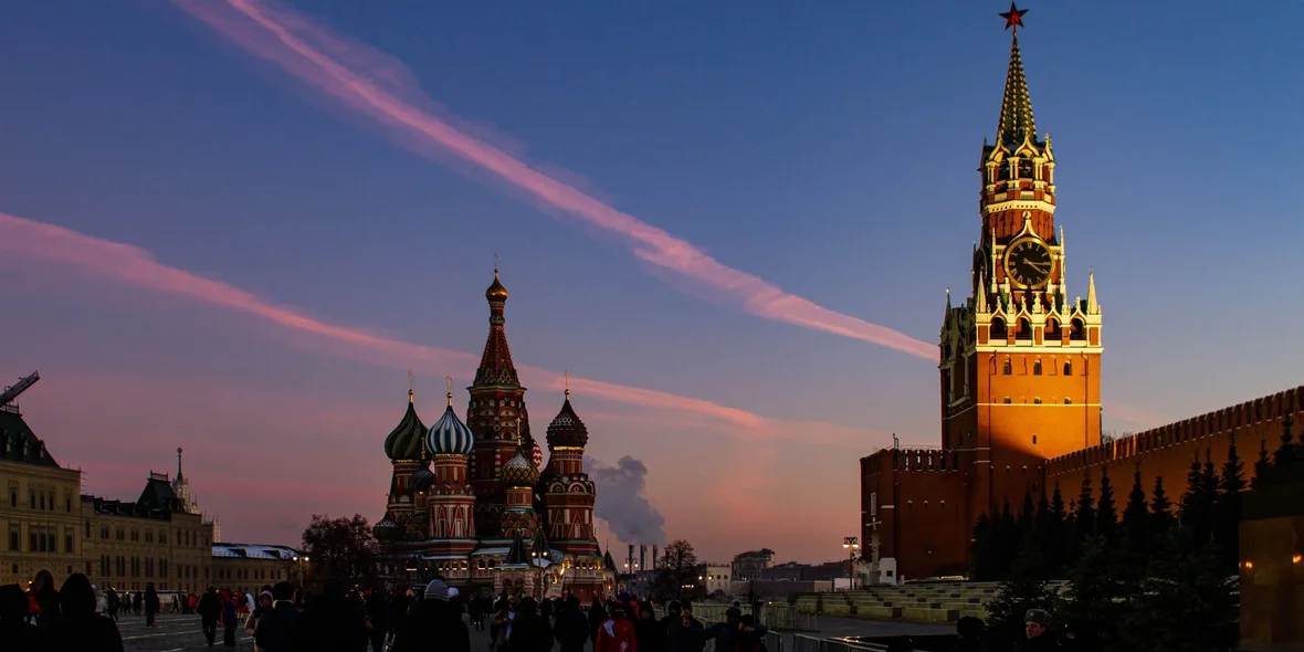 Живописный вид на людей перед собором Василия Блаженного на Красной площади в Москве